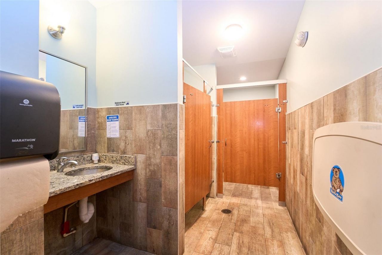 704 E Brandon Boulevard, Brandon, FL 33511 Photo