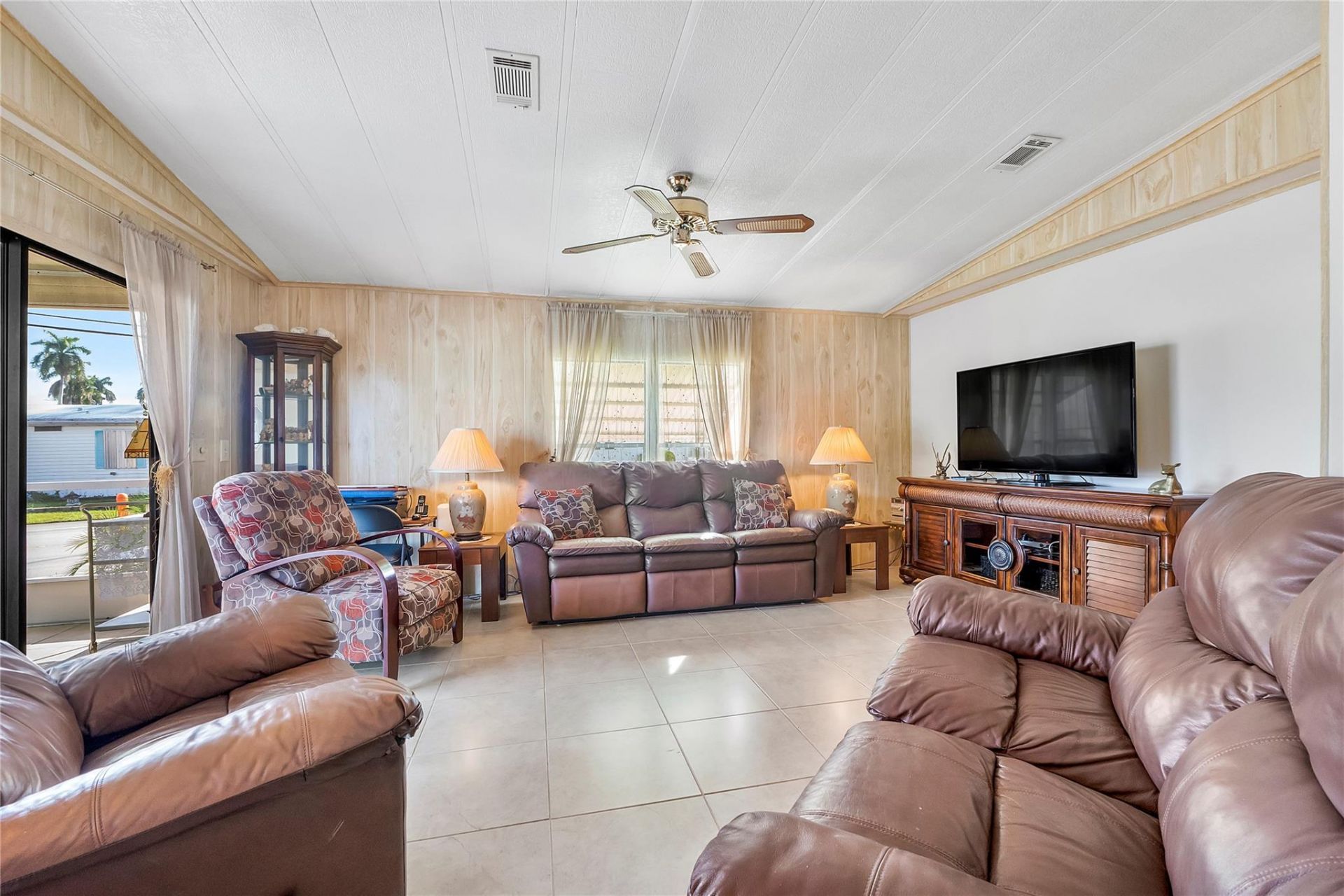 8600 SW 16th Place, Davie, FL 33324 Photo