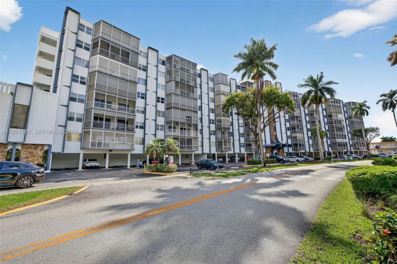 200 Diplomat Pkwy, Unit 531, Hallandale Beach, FL 33009 Photo