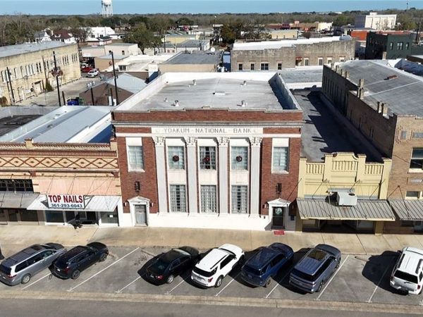 207 W Grand Avenue, Yoakum, TX 77995