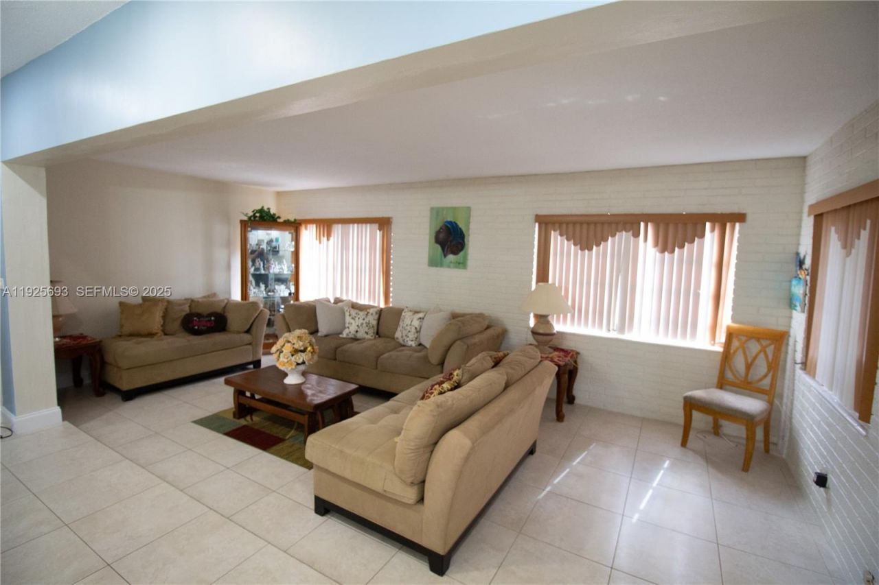 1140 NE 204th St, Miami, FL 33179 Photo