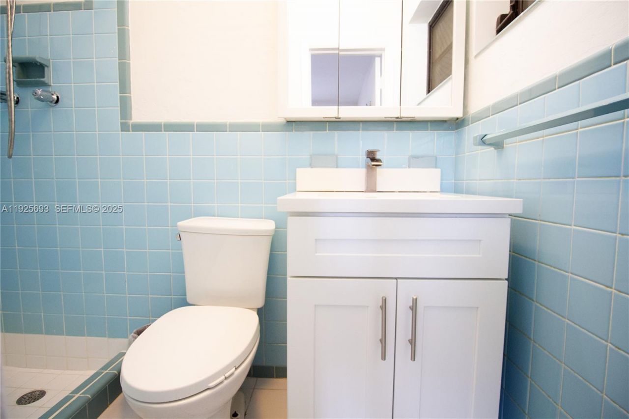 1140 NE 204th St, Miami, FL 33179 Photo