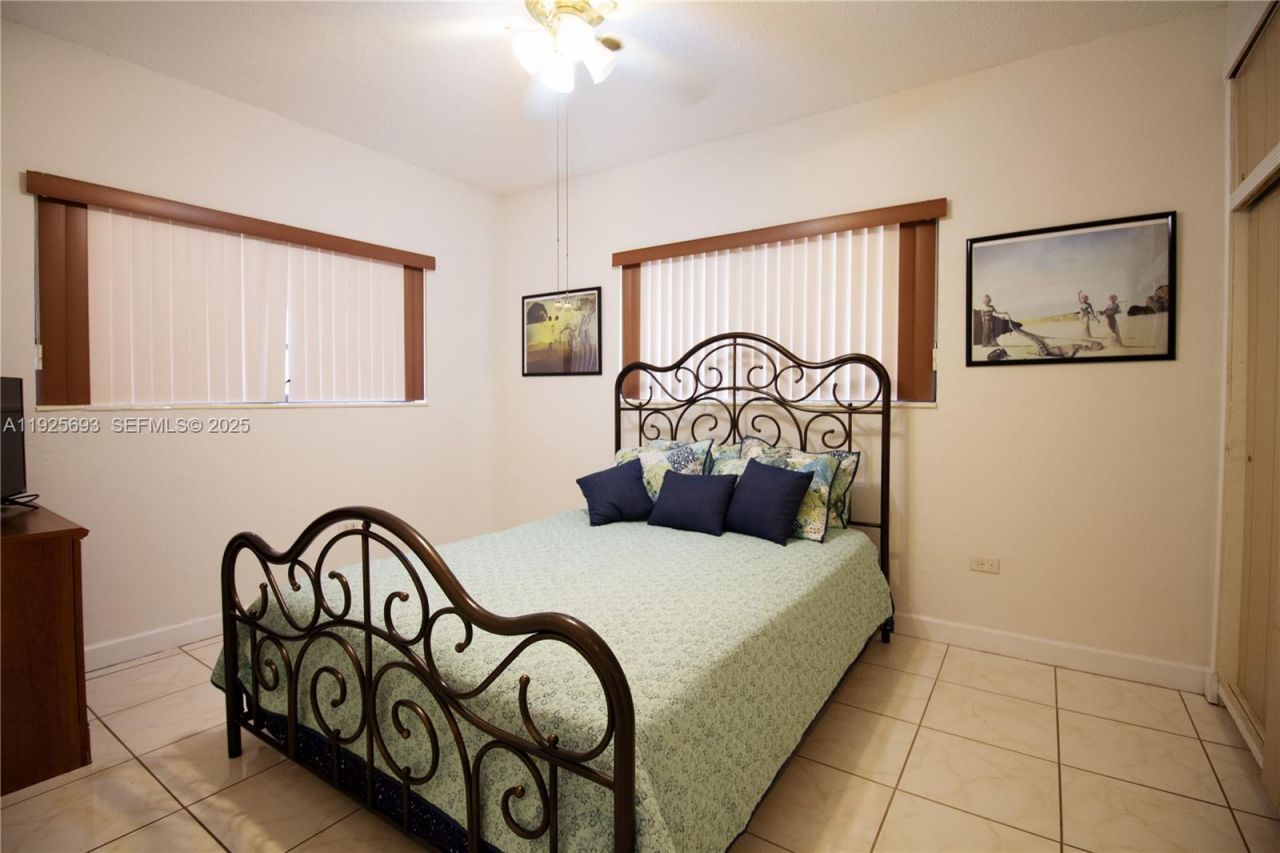 1140 NE 204th St, Miami, FL 33179 Photo