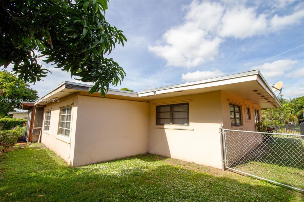 1140 NE 204th St, Miami, FL 33179 Photo
