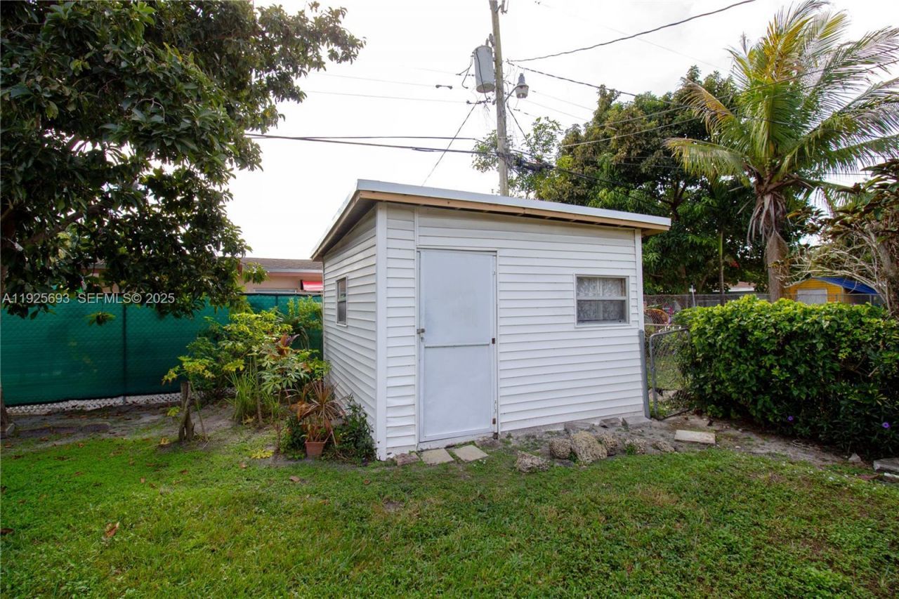 1140 NE 204th St, Miami, FL 33179 Photo