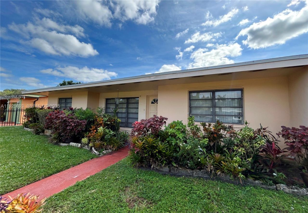 1140 NE 204th St, Miami, FL 33179 Photo