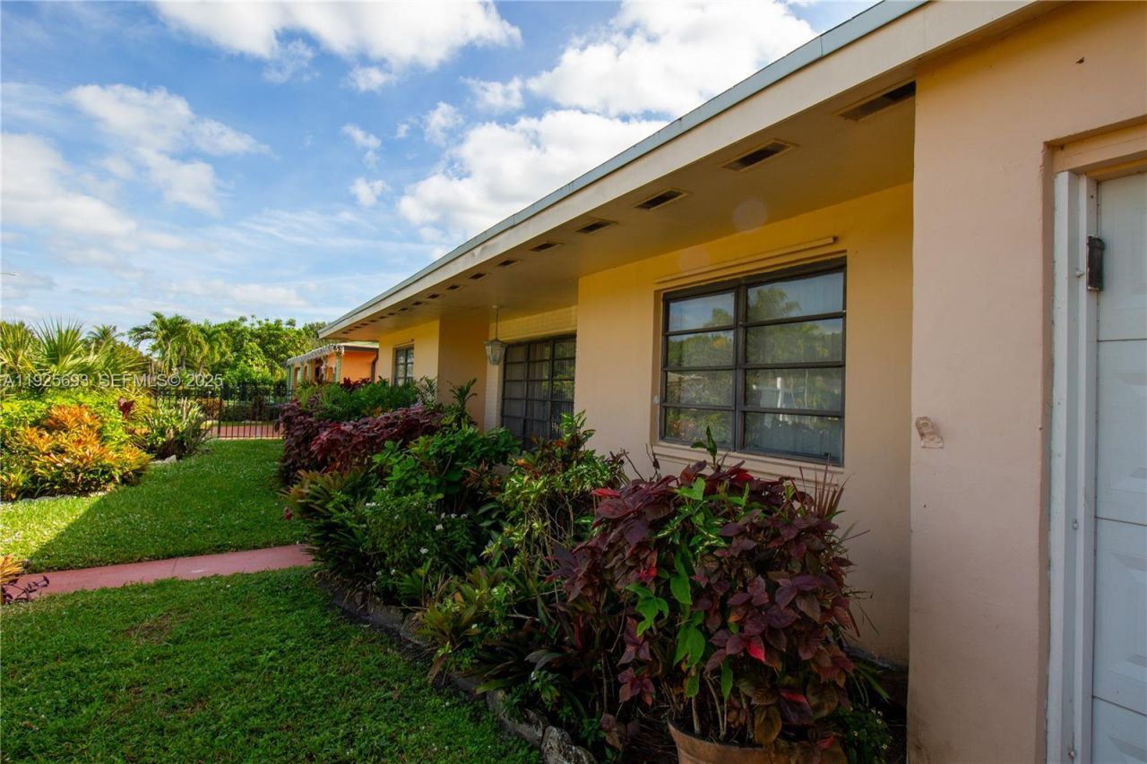 1140 NE 204th St, Miami, FL 33179 Photo