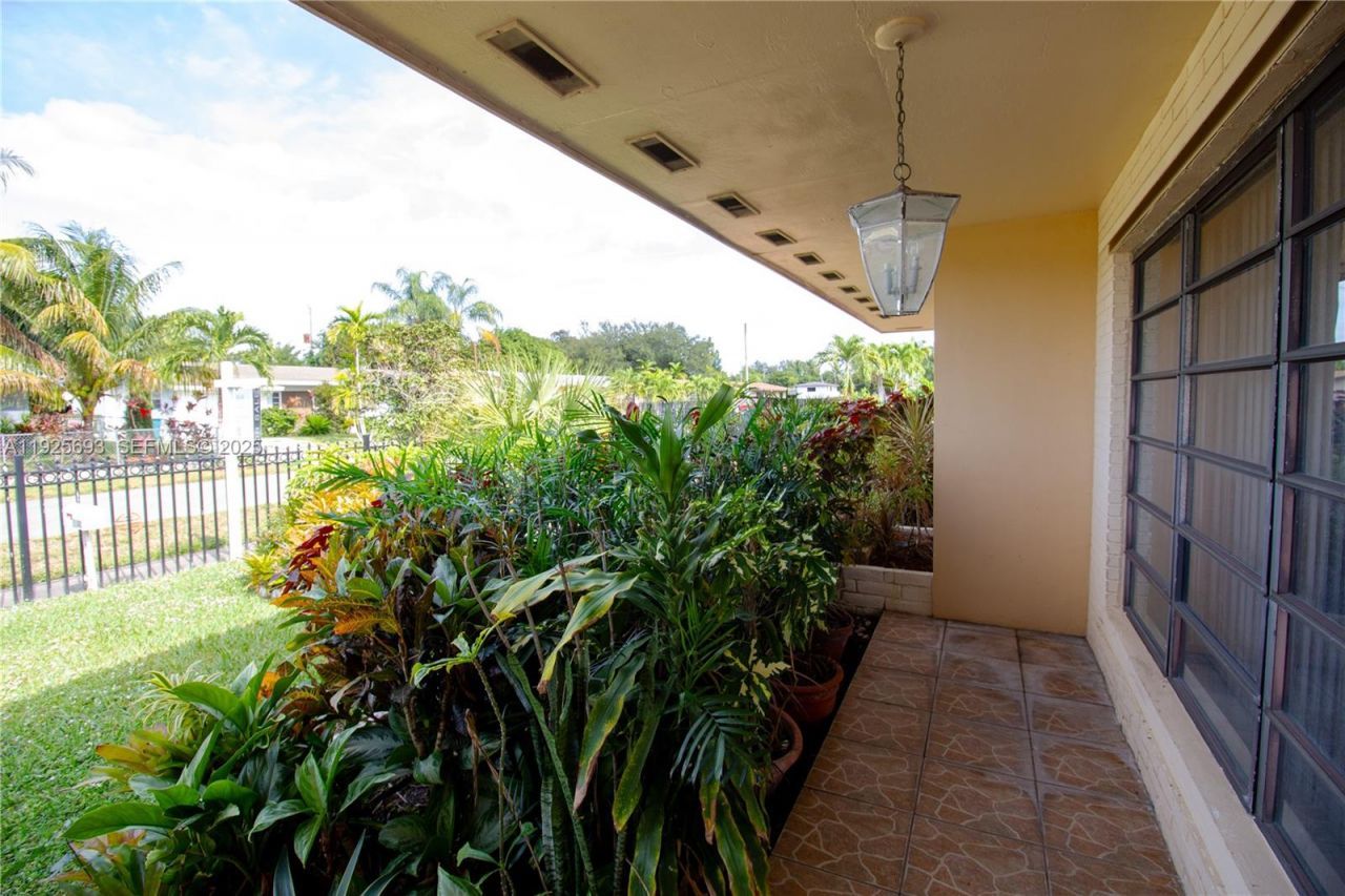 1140 NE 204th St, Miami, FL 33179 Photo