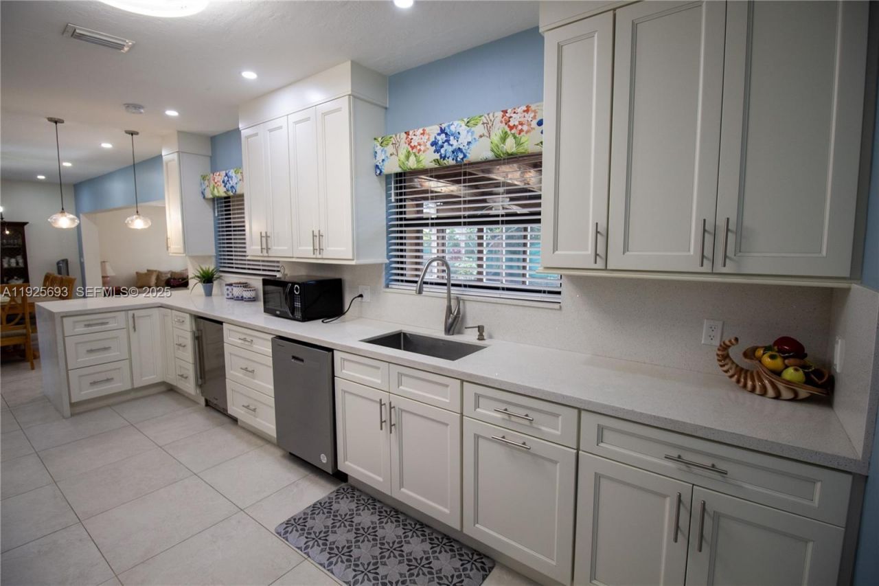 1140 NE 204th St, Miami, FL 33179 Photo