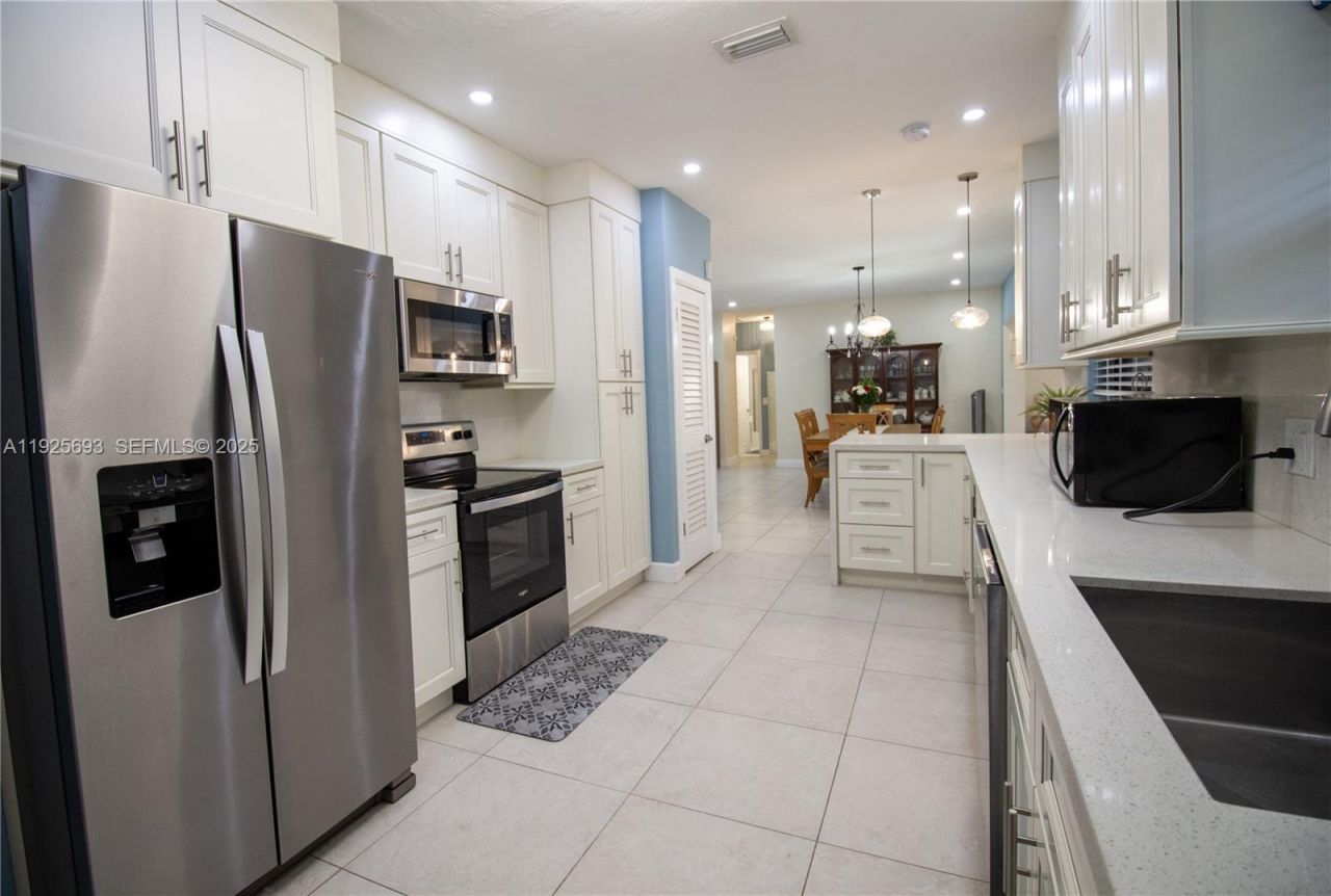 1140 NE 204th St, Miami, FL 33179 Photo