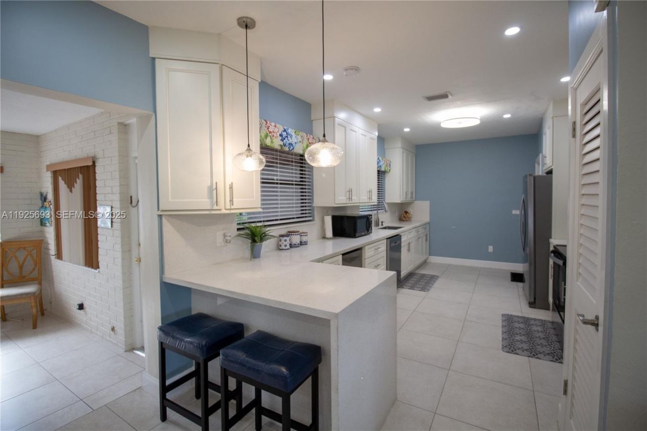 1140 NE 204th St, Miami, FL 33179 Photo