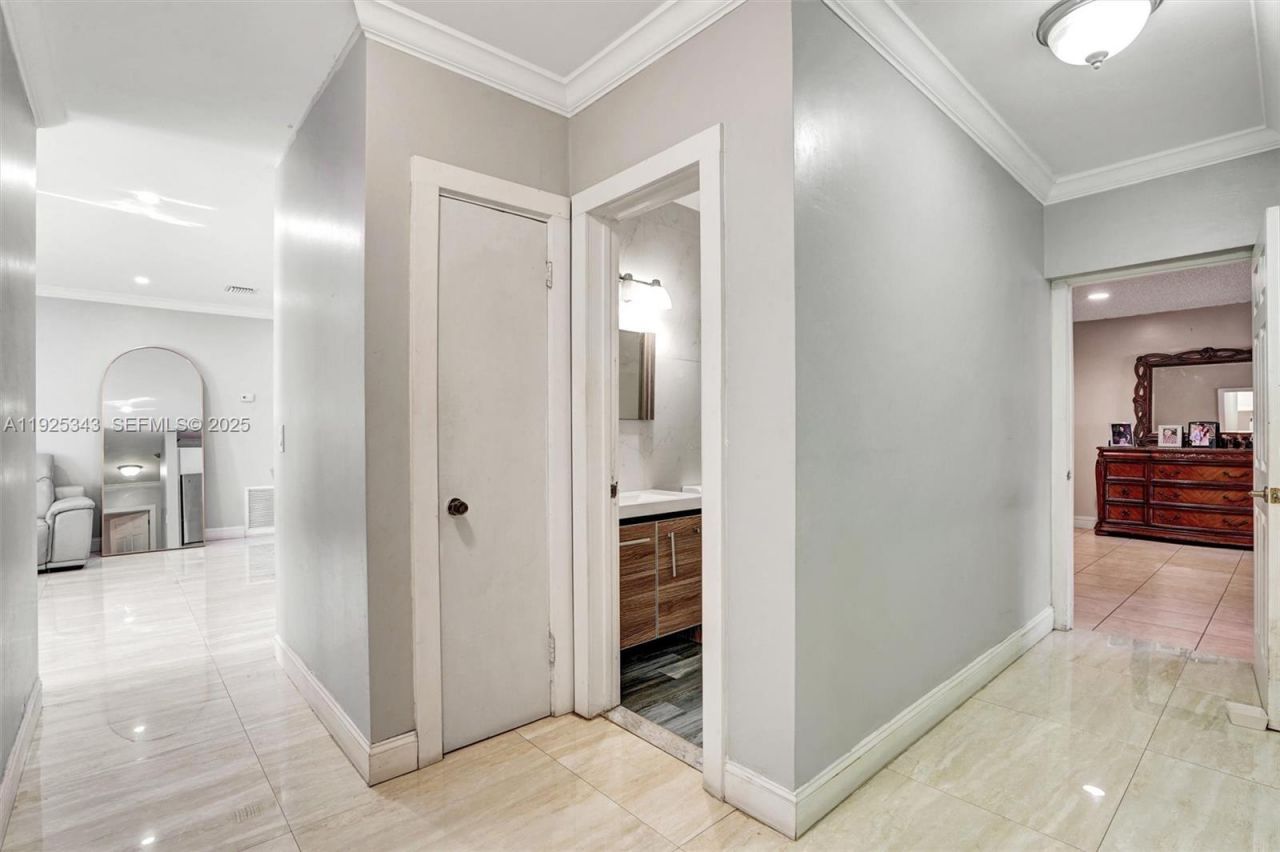 631 E 53rd St, Hialeah, FL 33013 Photo