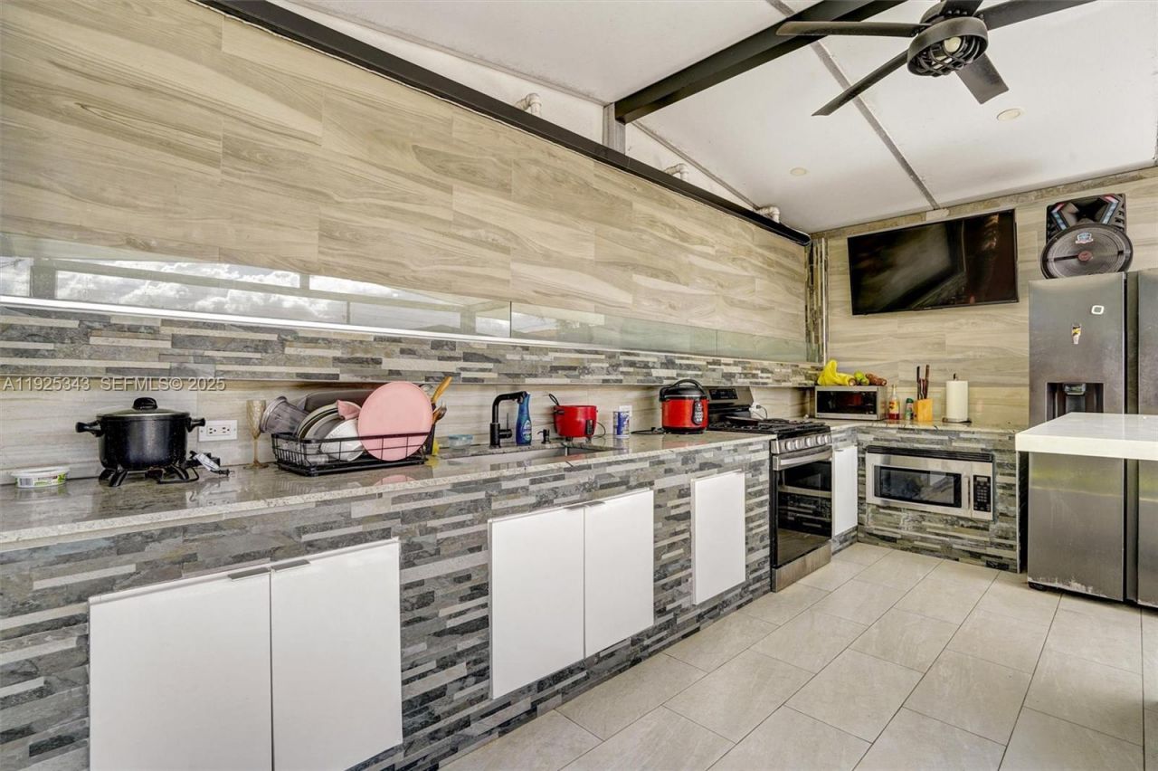 631 E 53rd St, Hialeah, FL 33013 Photo