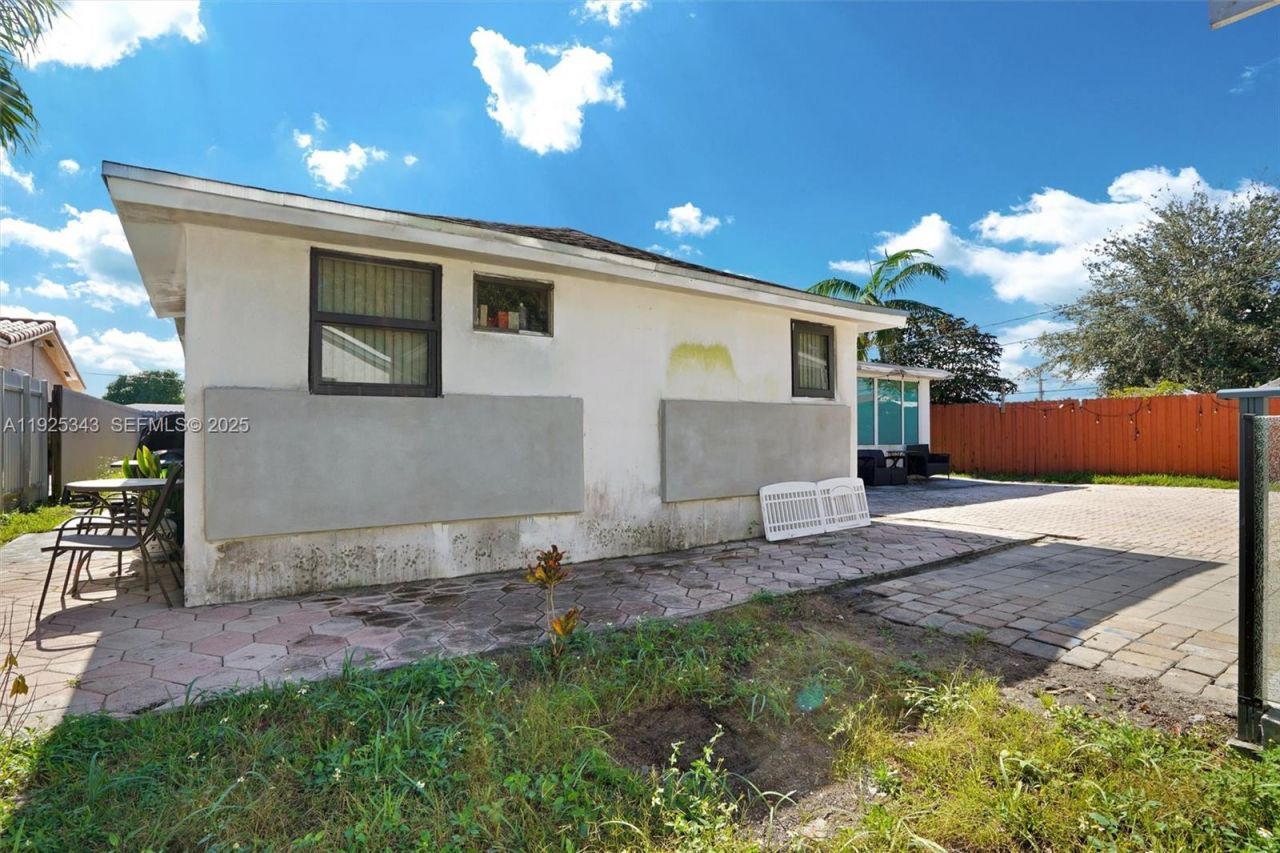 631 E 53rd St, Hialeah, FL 33013 Photo