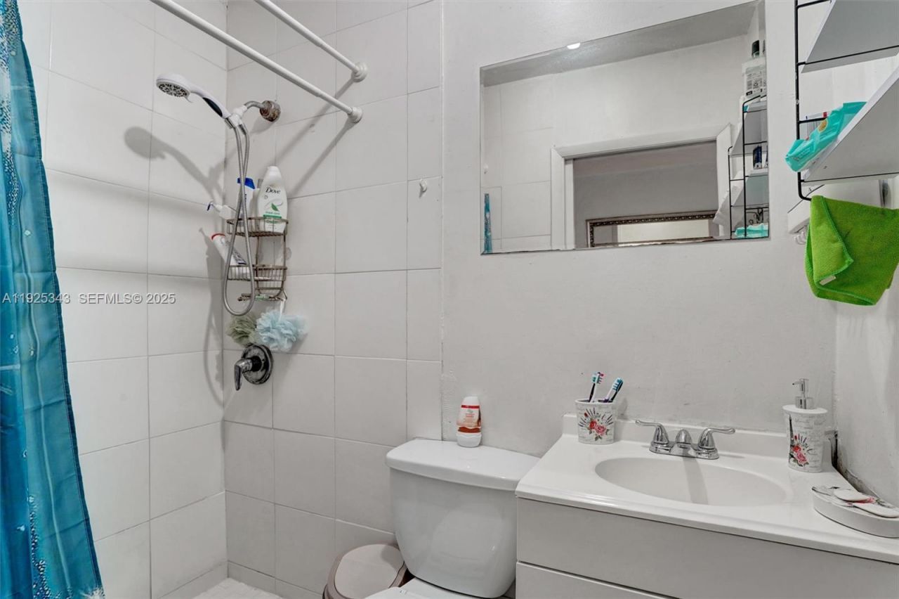 631 E 53rd St, Hialeah, FL 33013 Photo