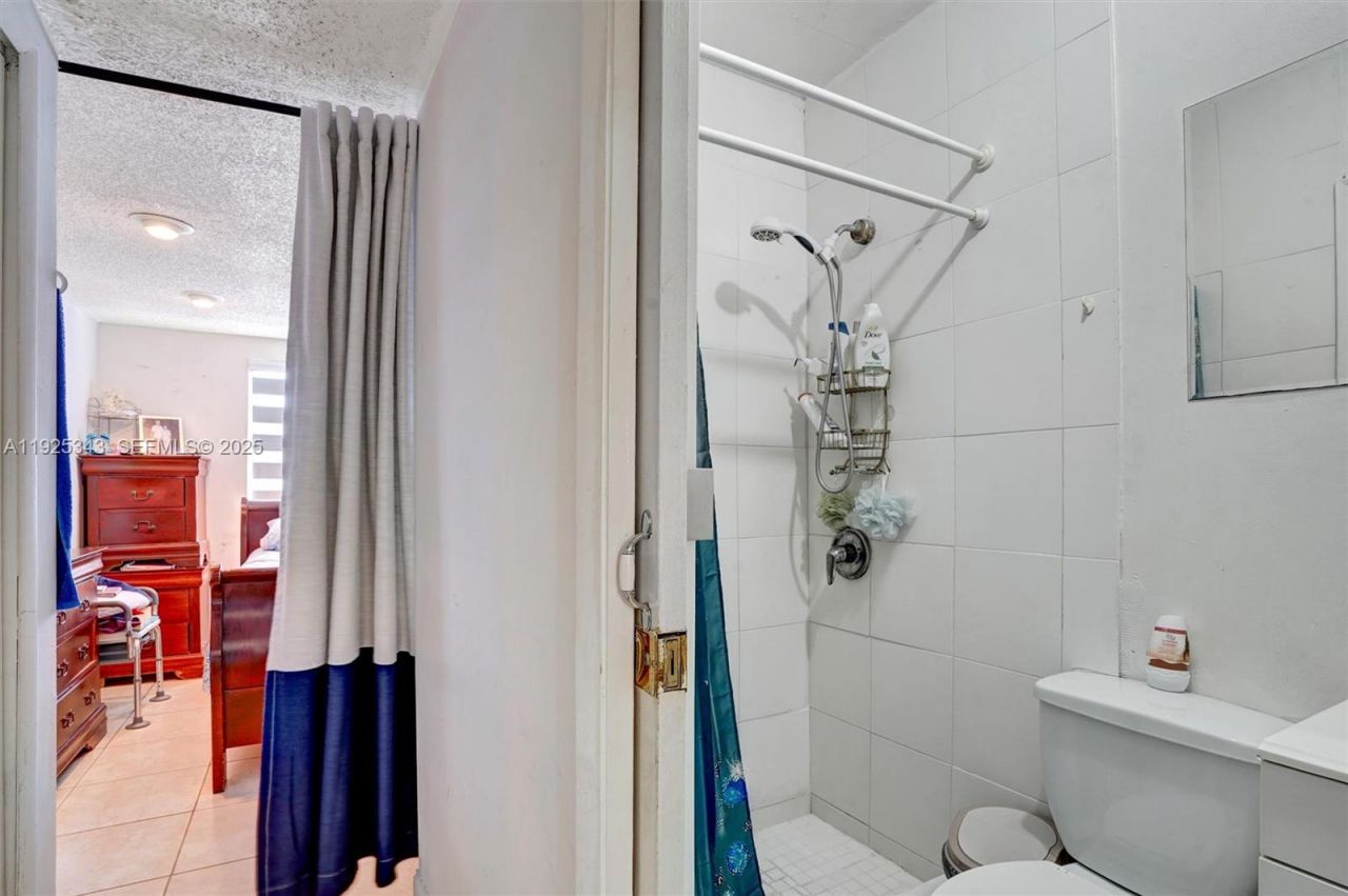 631 E 53rd St, Hialeah, FL 33013 Photo