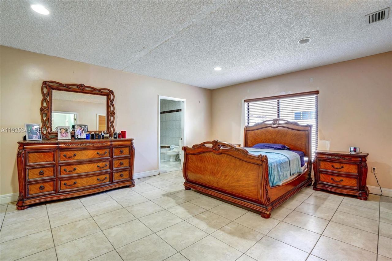 631 E 53rd St, Hialeah, FL 33013 Photo