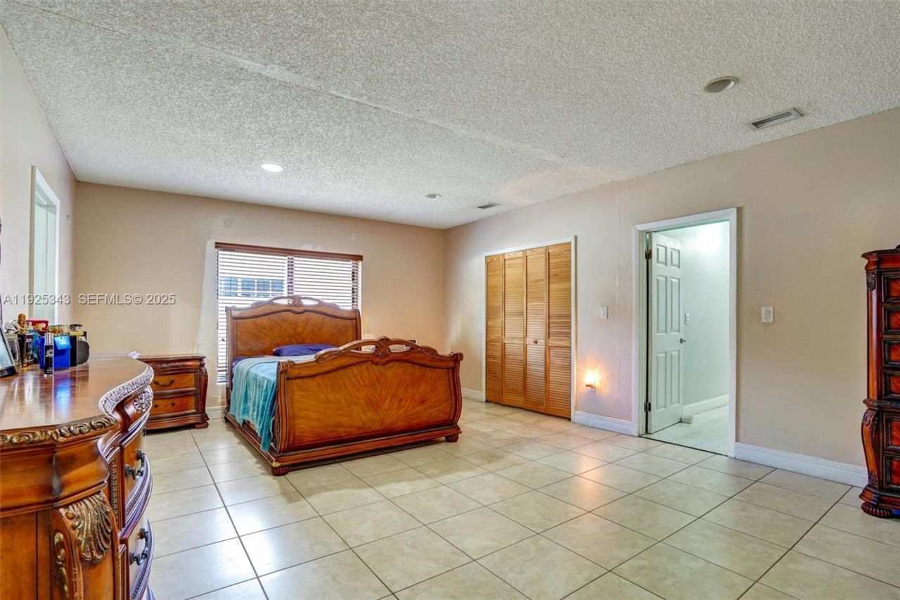 631 E 53rd St, Hialeah, FL 33013 Photo