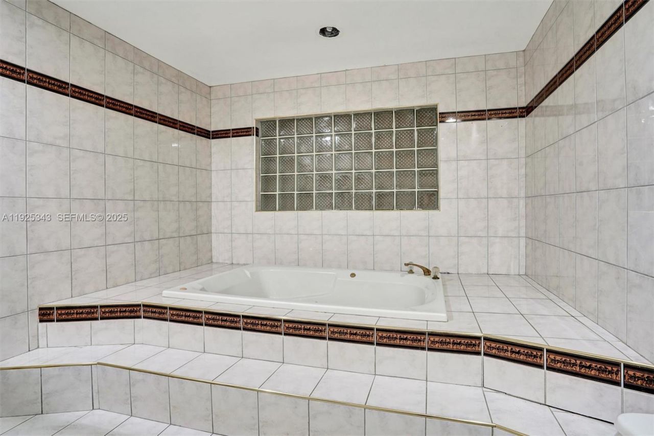 631 E 53rd St, Hialeah, FL 33013 Photo