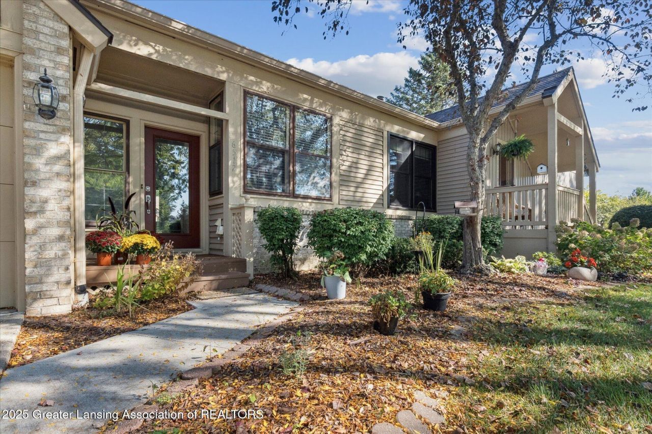 6512 W Springtree Lane, Lansing, MI 48917 Main Photo