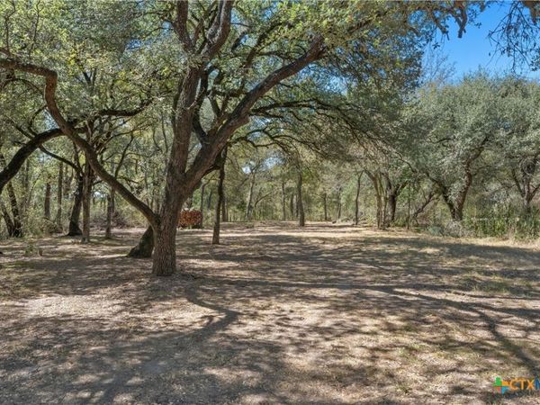 6.75 CR 473 , Lott, TX 76656