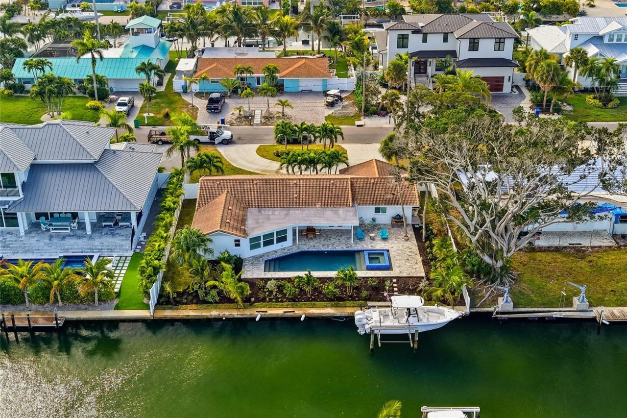 611 Dundee Lane, Holmes Beach, FL 34217 Photo