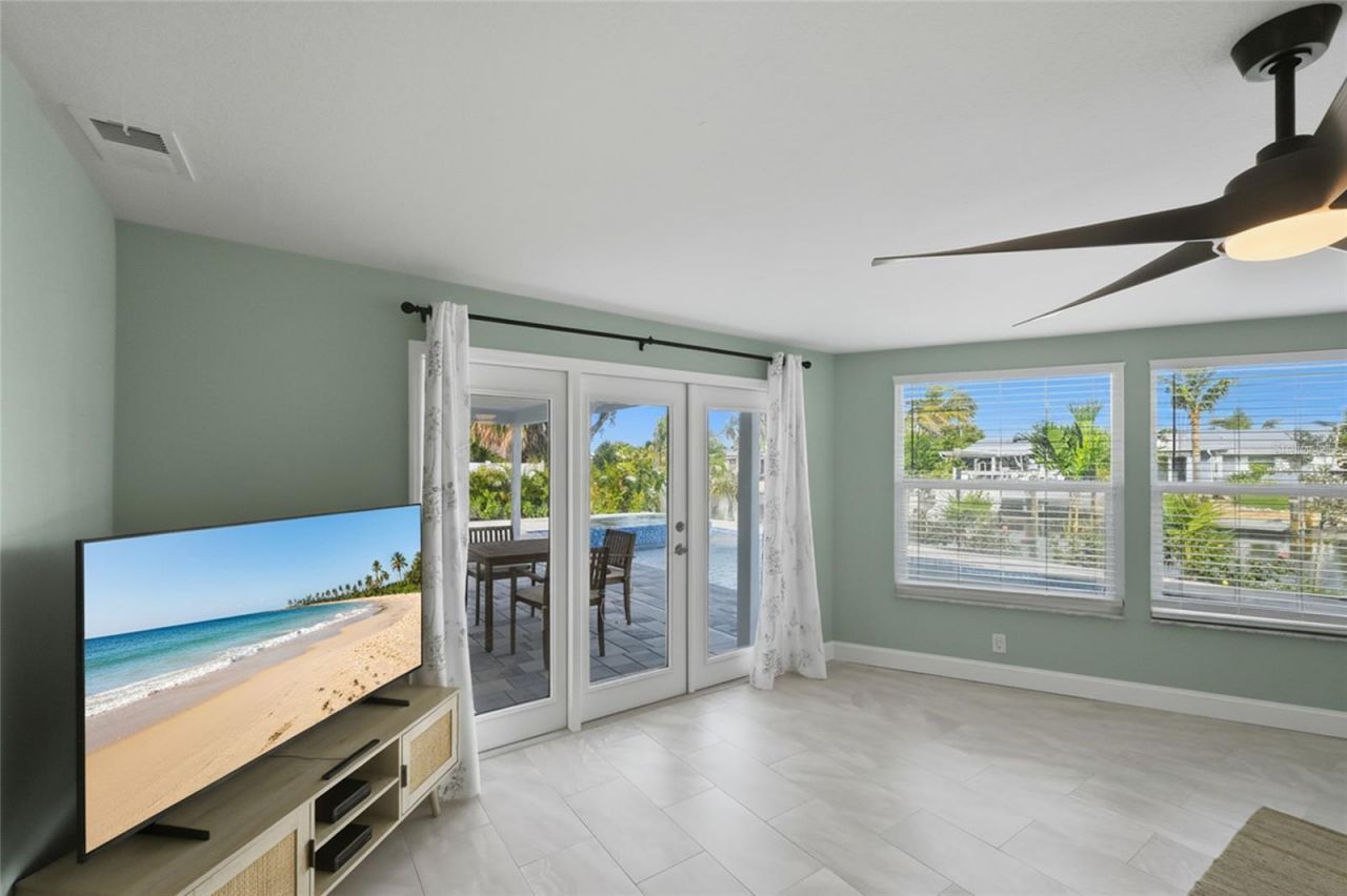 611 Dundee Lane, Holmes Beach, FL 34217 Photo