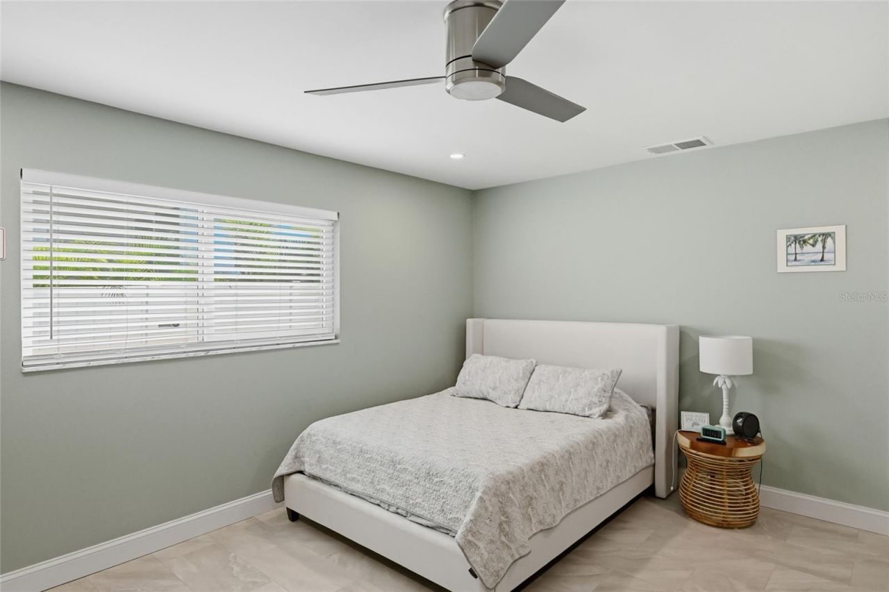 611 Dundee Lane, Holmes Beach, FL 34217 Photo