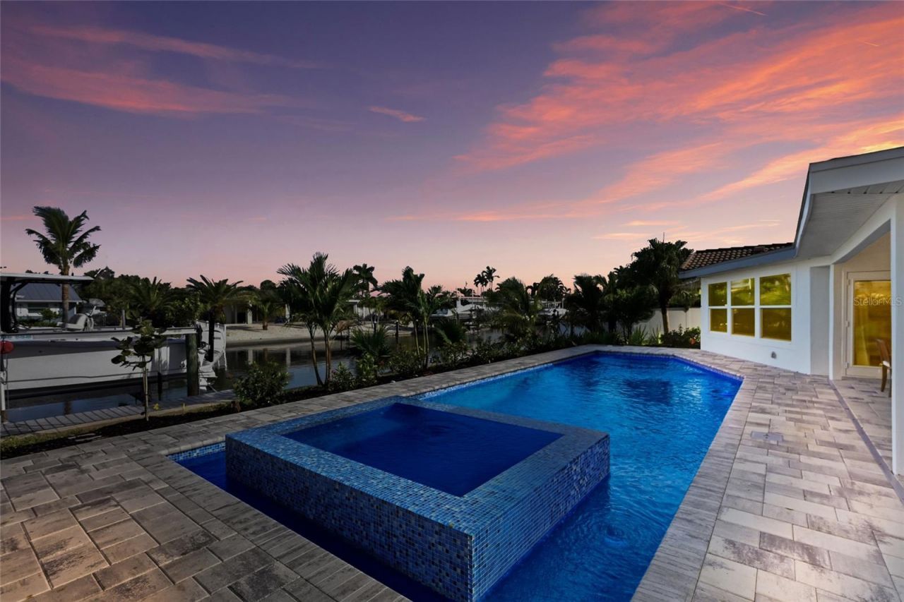 611 Dundee Lane, Holmes Beach, FL 34217 Photo