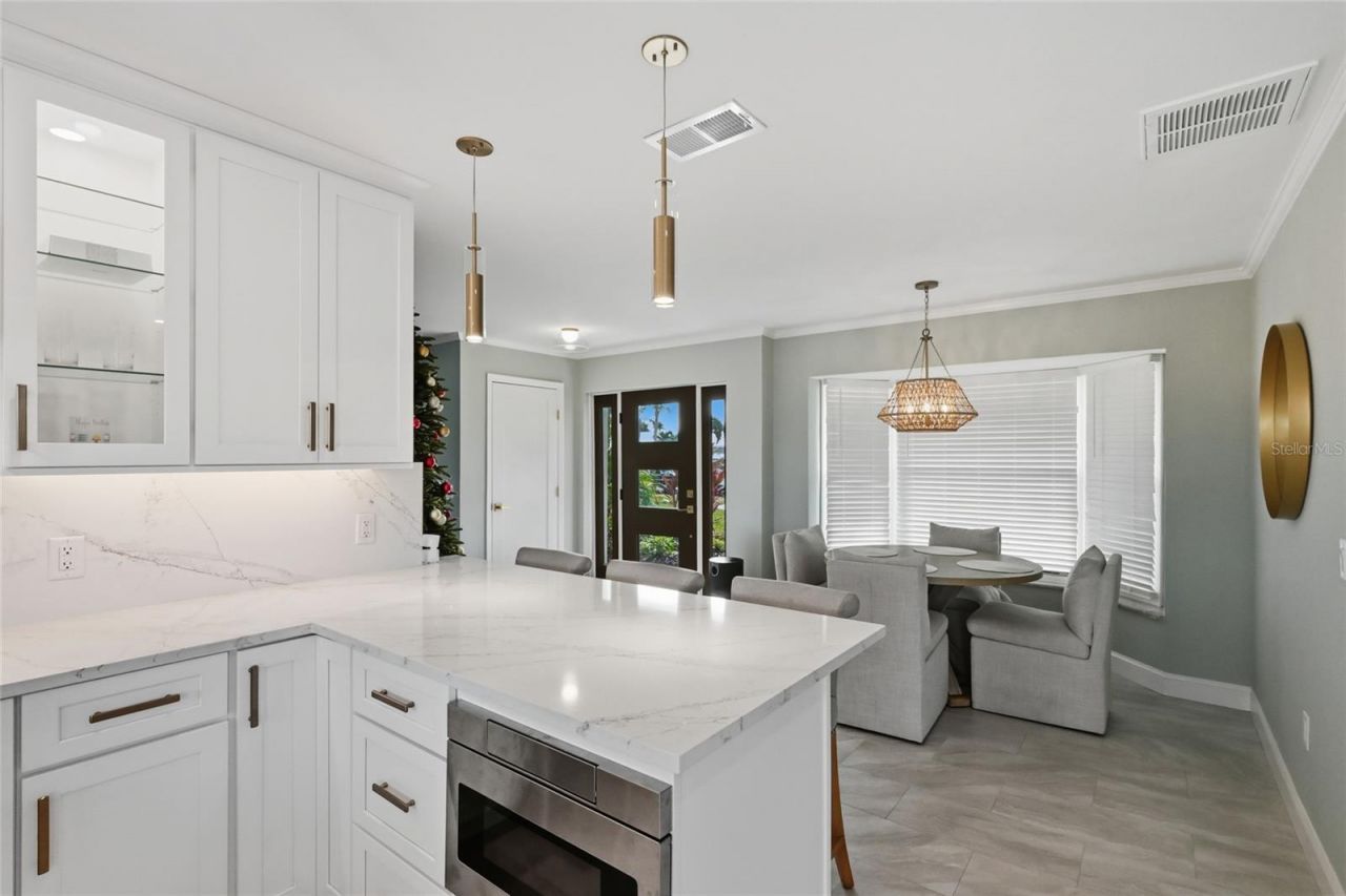 611 Dundee Lane, Holmes Beach, FL 34217 Photo