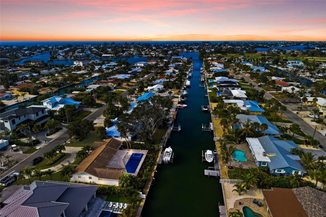 611 Dundee Lane, Holmes Beach, FL 34217 Photo