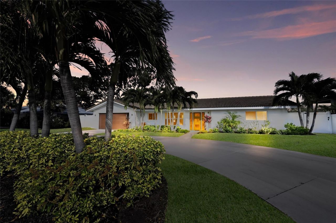 611 Dundee Lane, Holmes Beach, FL 34217 Photo