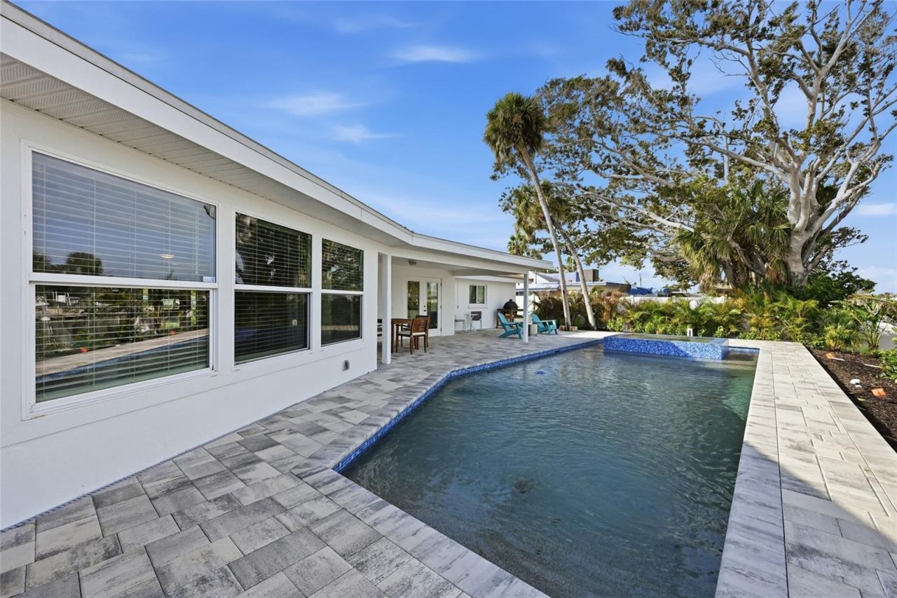 611 Dundee Lane, Holmes Beach, FL 34217 Photo