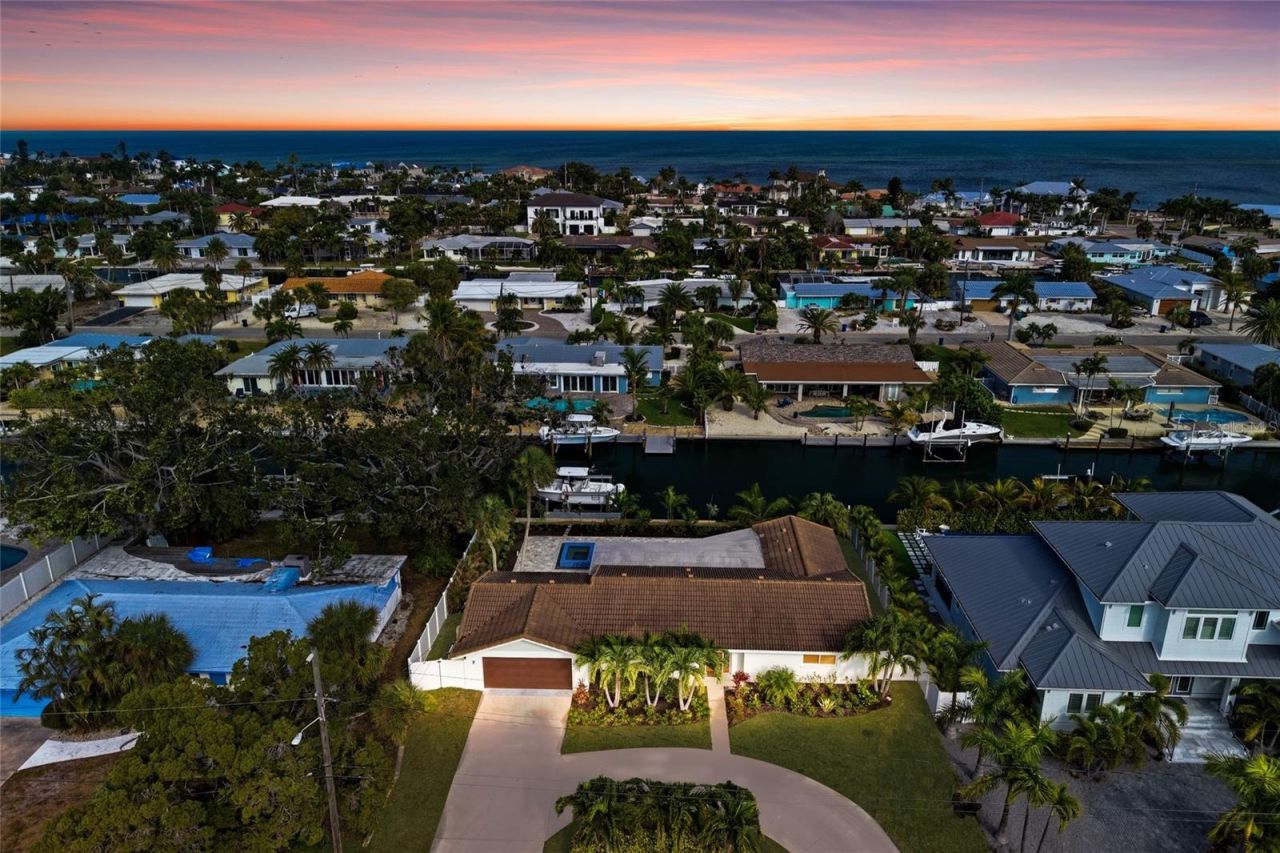 611 Dundee Lane, Holmes Beach, FL 34217 Photo