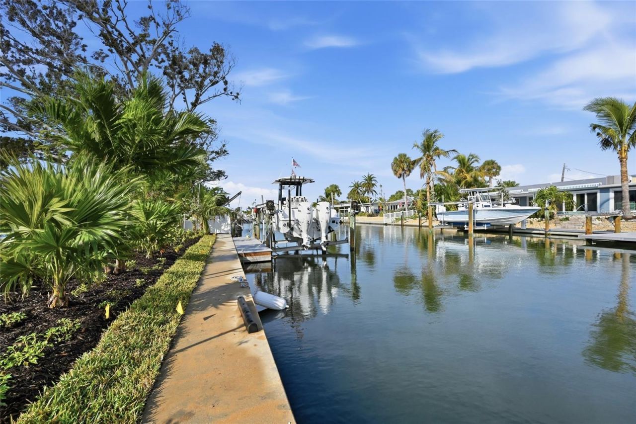 611 Dundee Lane, Holmes Beach, FL 34217 Photo