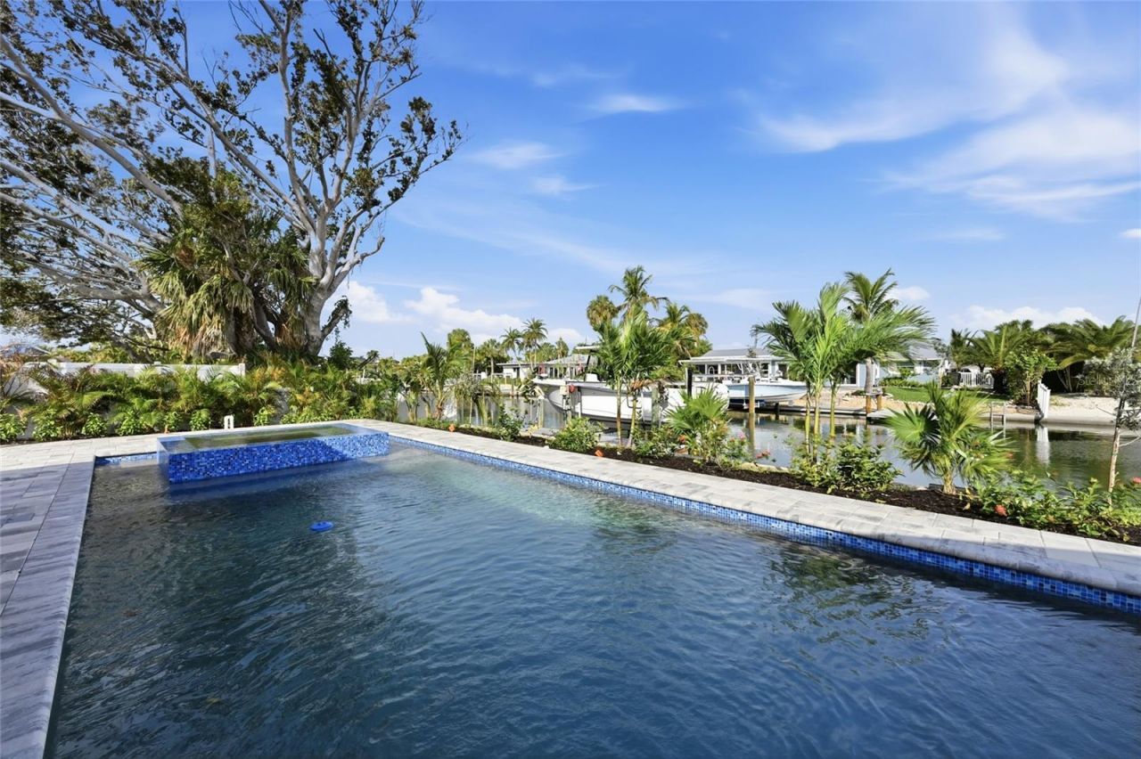 611 Dundee Lane, Holmes Beach, FL 34217 Photo