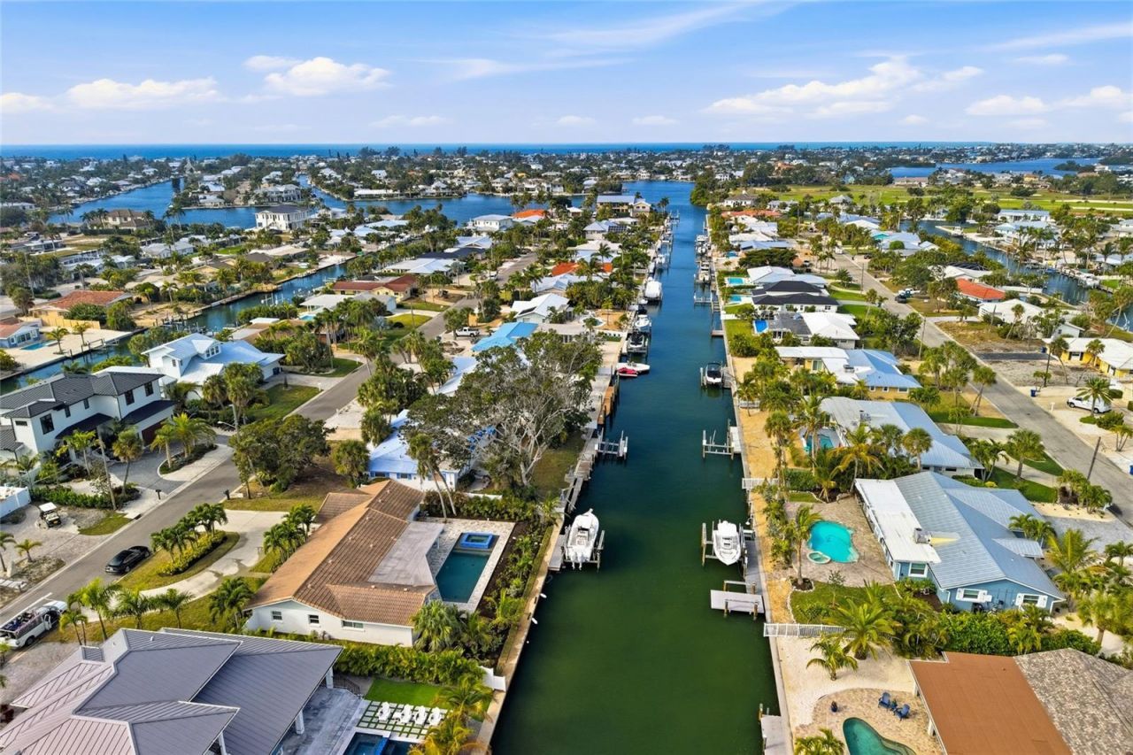 611 Dundee Lane, Holmes Beach, FL 34217 Photo