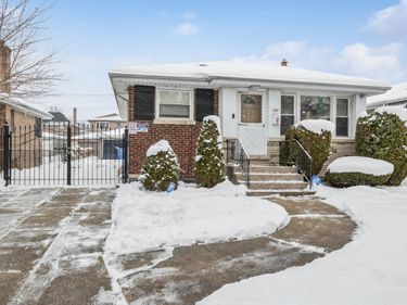 5240 W Gladys Avenue, Chicago, IL 60644