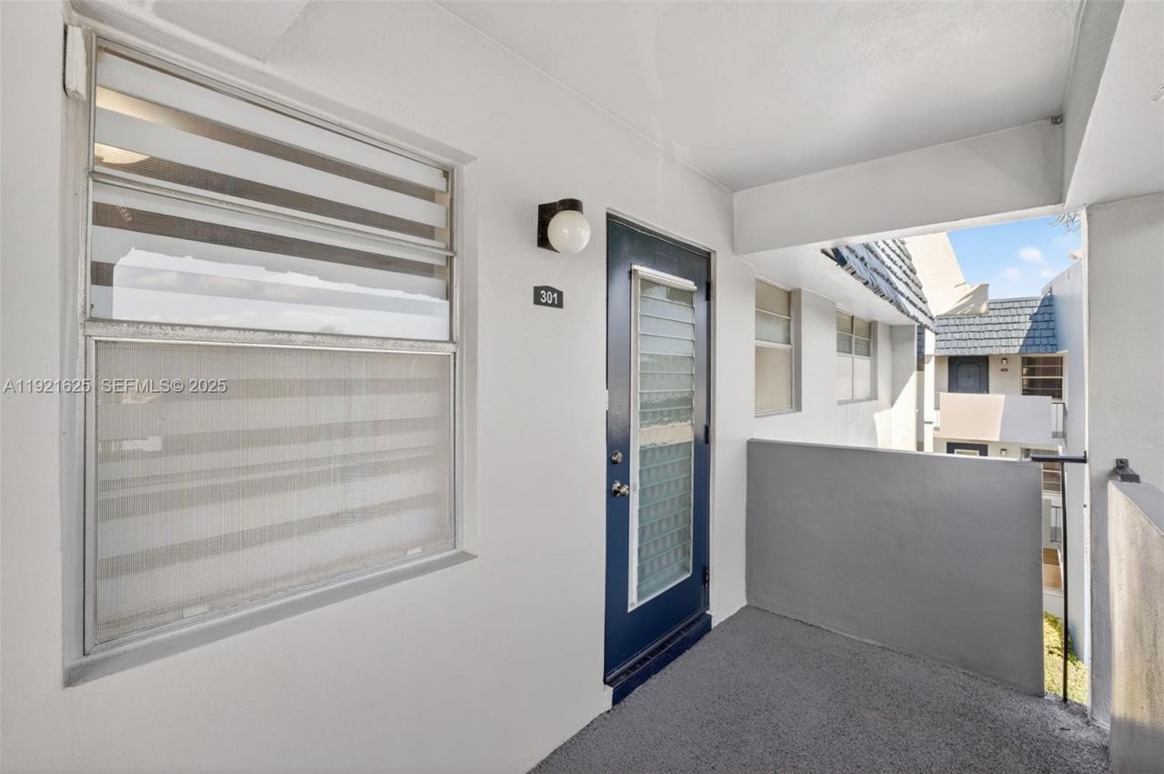 7817 Golf Cir Dr, Unit 301, Margate, FL 33063 Photo