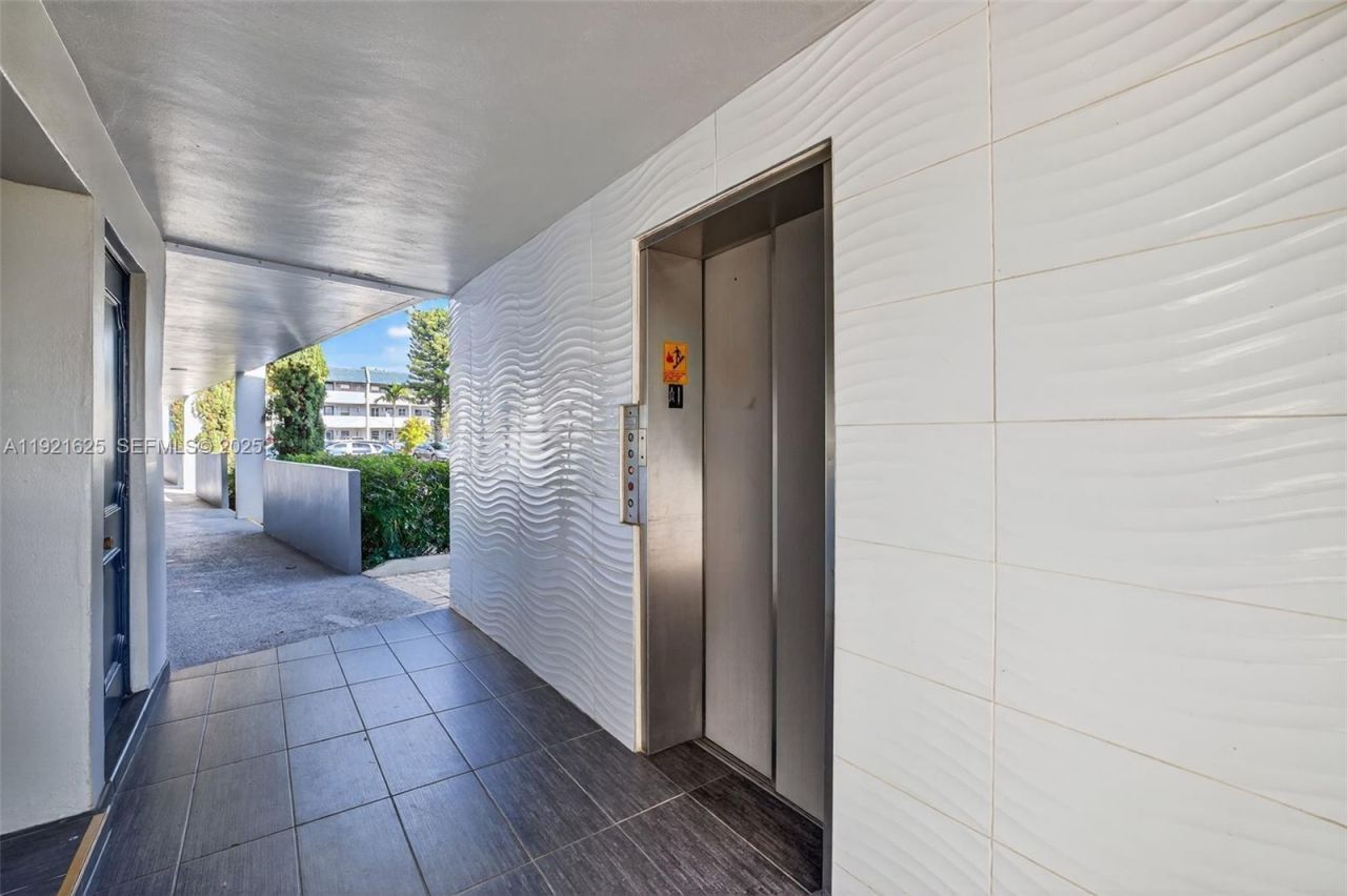 7817 Golf Cir Dr, Unit 301, Margate, FL 33063 Photo