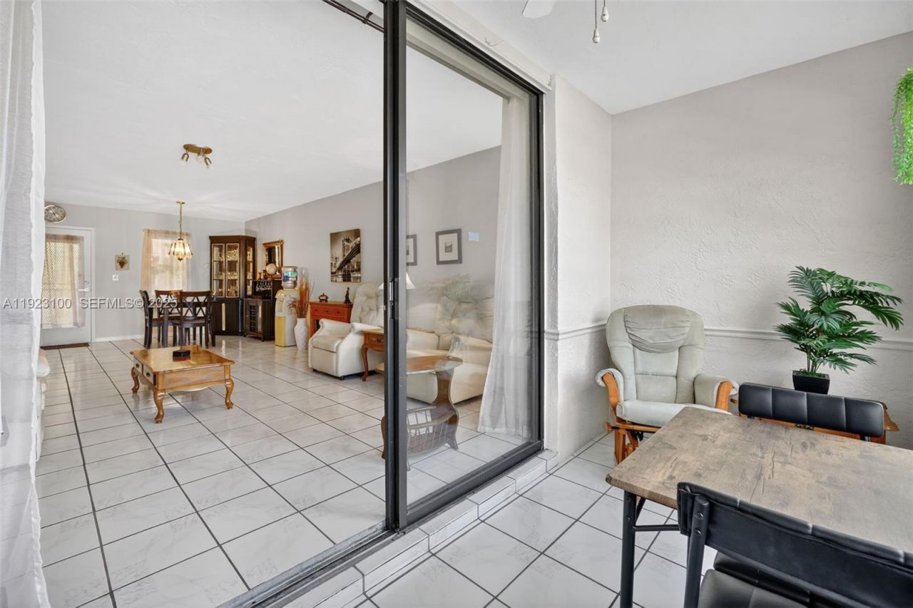 2841 Somerset Dr, Unit 106, Lauderdale Lakes, FL 33311 Photo