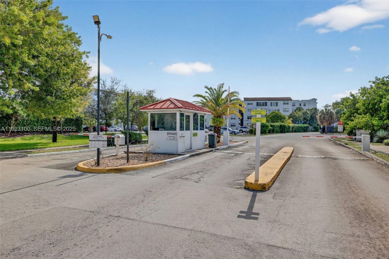 2841 Somerset Dr, Unit 106, Lauderdale Lakes, FL 33311 Photo