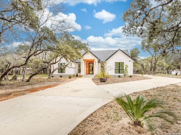 864 Paddy Rd, Floresville, TX 78114