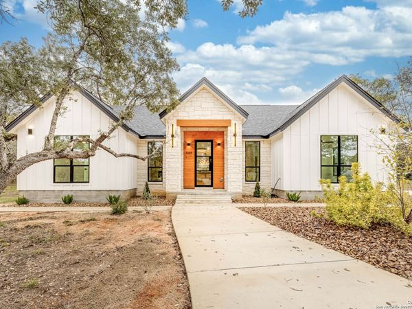 864 Paddy Rd, Floresville, TX 78114