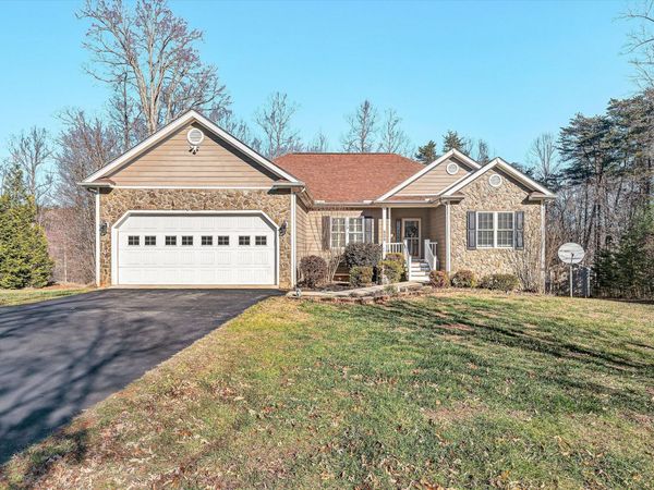 225 Woods Edge DR, Rocky Mount, VA 24151
