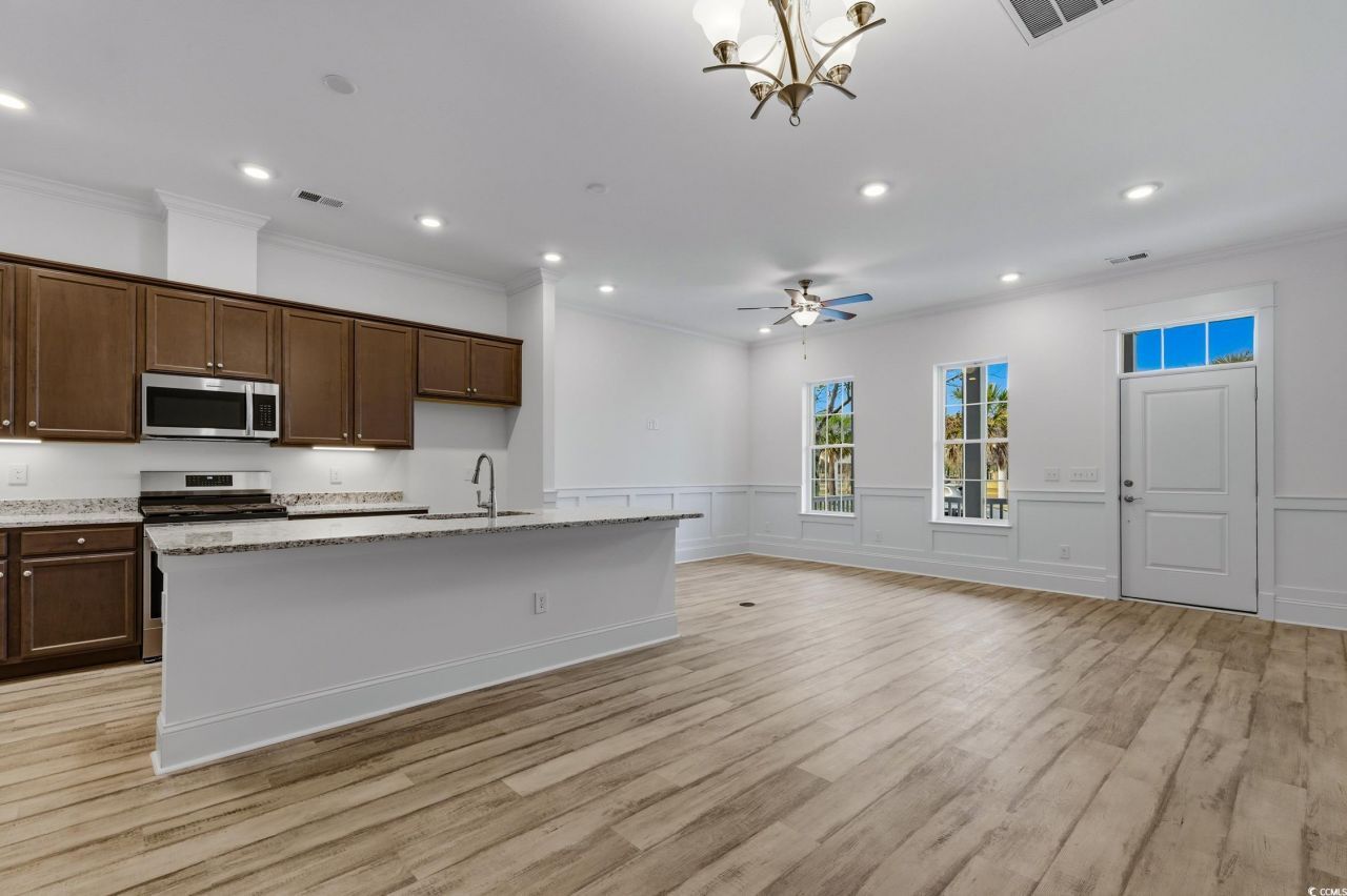 965 Hackler St. Photo 4