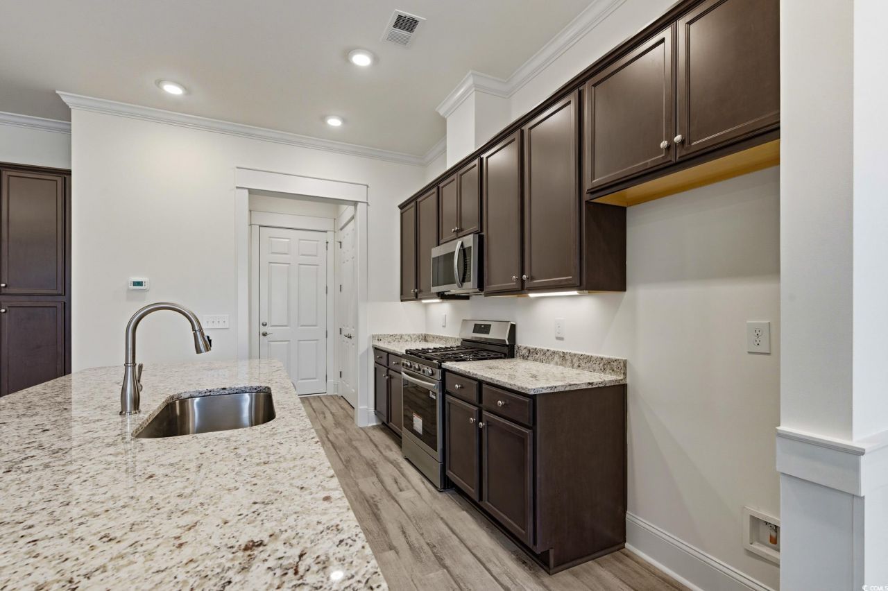 965 Hackler St. Photo 9