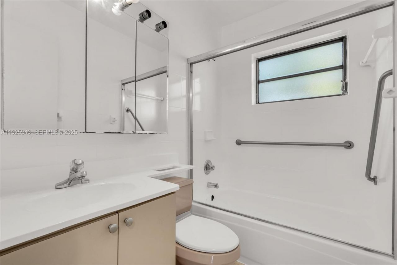 739 W 30th St, Hialeah, FL 33012 Photo