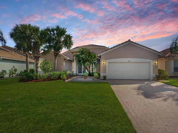 468 NW Blue Lake Drive, Port Saint Lucie, FL 34986