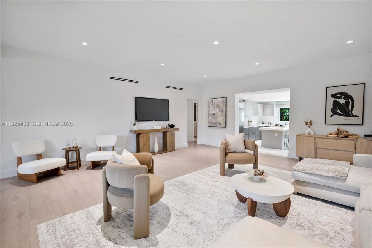 8825 NE 10th Ave, Miami, FL 33138 Photo